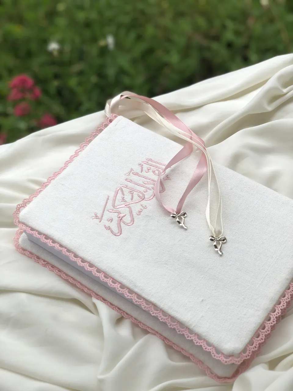 Protège-Coran en coton blanc cassé, calligraphie Coran Karim brodée rose poudré, dentelle couronne rose, rubans rose et crème à nœuds argentés