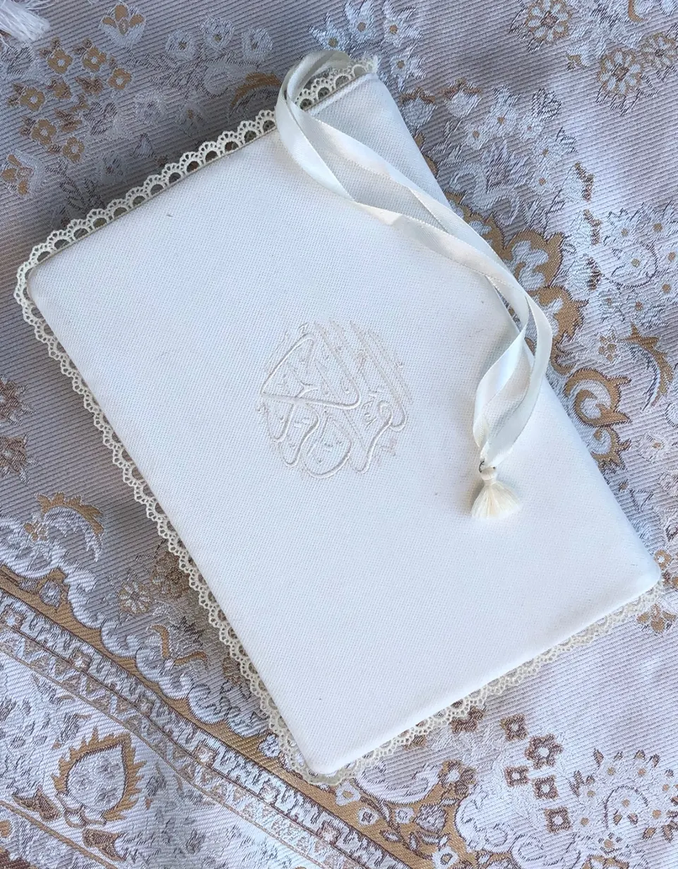 Protège-Coran en coton crème, calligraphie Coran Karim Rond brodée ivoire, dentelle couronne beige, ruban crème à pompon