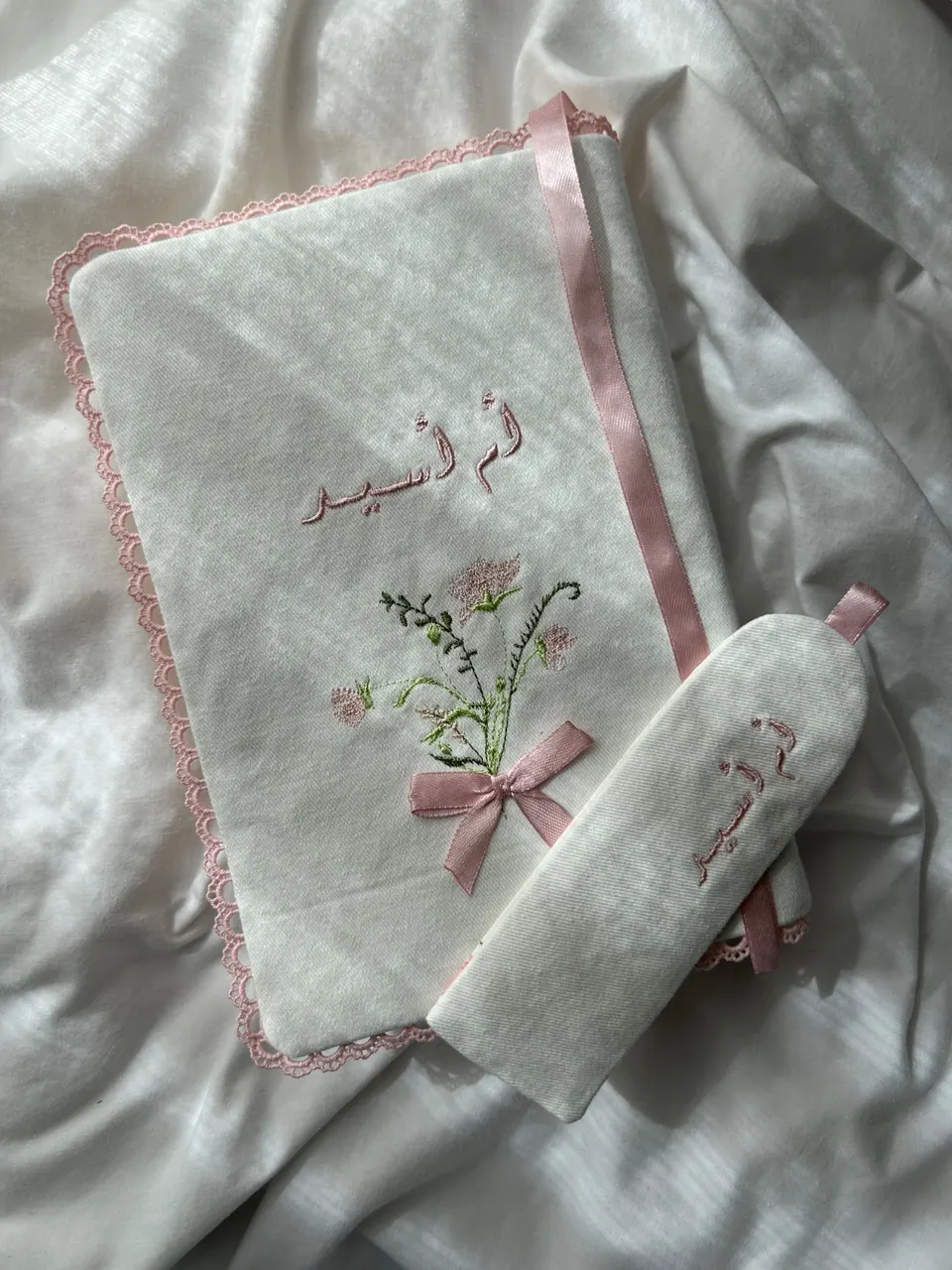 Protège-Coran en coton blanc cassé, bouquet de fleurs et kunya arabe brodés rose poudré, dentelle couronne rose, ruban rose et marque-page assorti