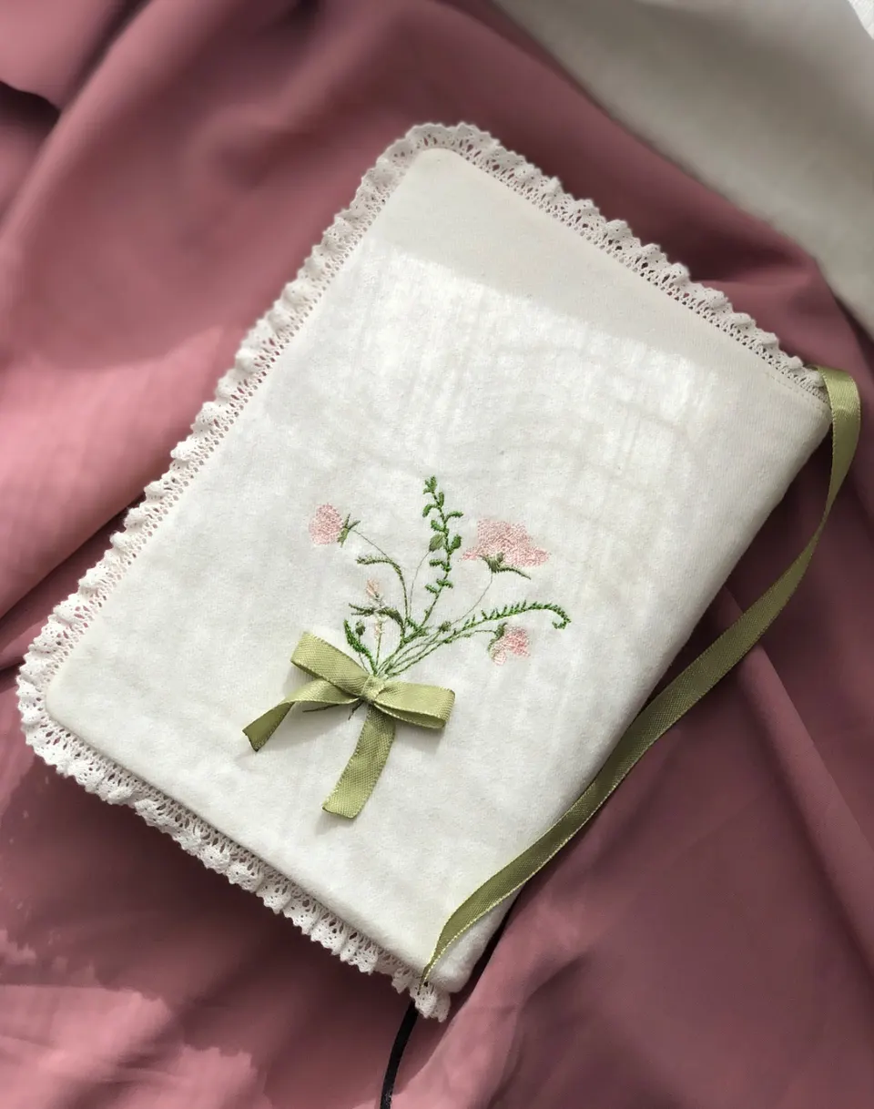 Protège-Coran en coton blanc cassé, broderie bouquet de fleurs rose et vert, dentelle macramé blanche, marque-page ruban vert