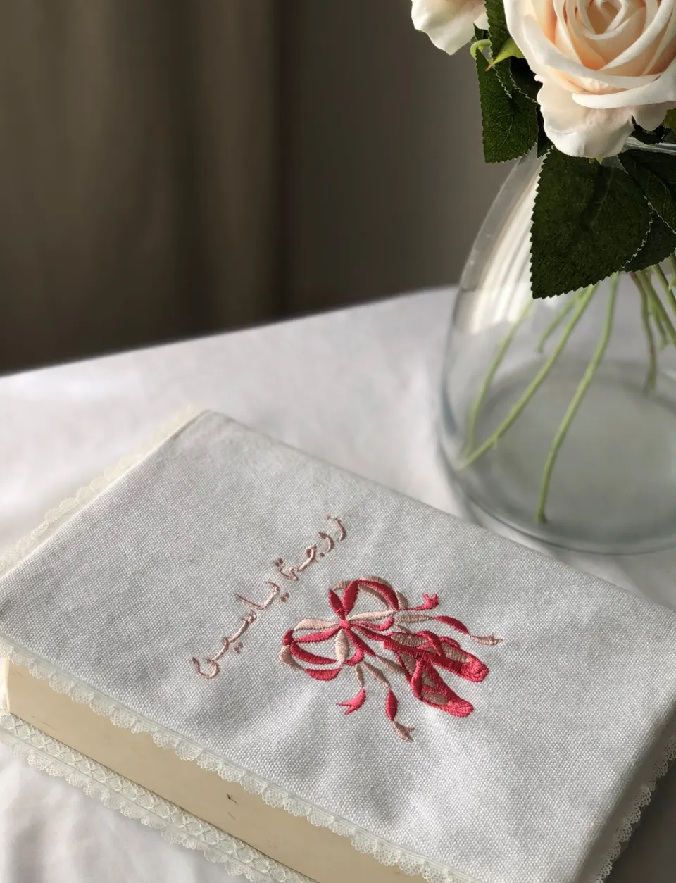 Protège-carnet en coton blanc, broderie ballerines rose poudré et rose corail